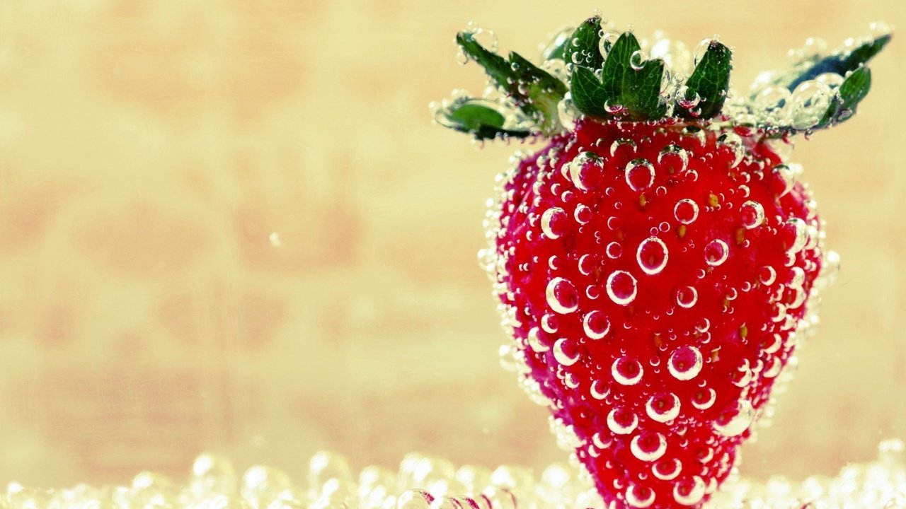 Обои вода, клубника, пузырьки, красненькая, water, strawberry, bubbles, reds разрешение 1920x1200 Загрузить