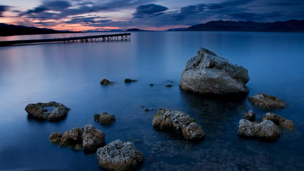 Обои облака, ночь, вода, камни, берег, пейзажи, мост, океан, clouds, night, water, stones, shore, landscapes, bridge, the ocean разрешение 1920x1200 Загрузить