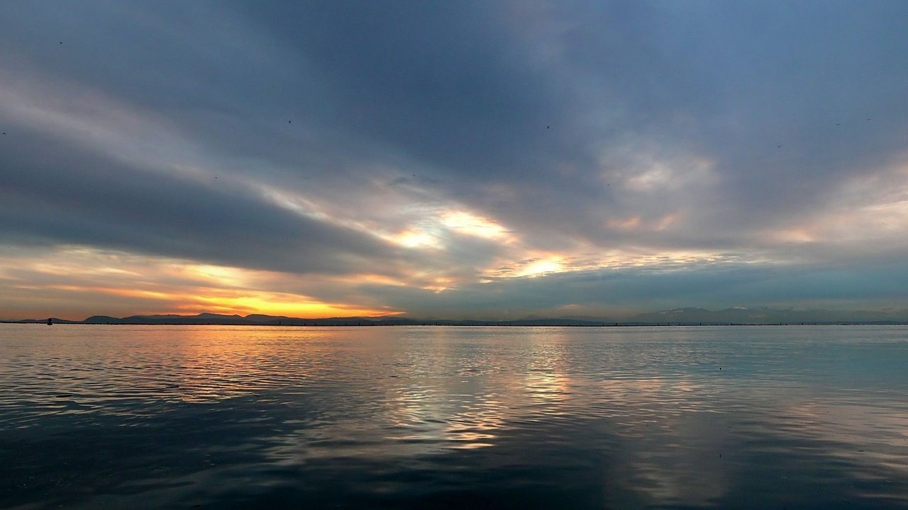 Обои облака, вода, закат, горизонт, clouds, water, sunset, horizon разрешение 3360x1050 Загрузить