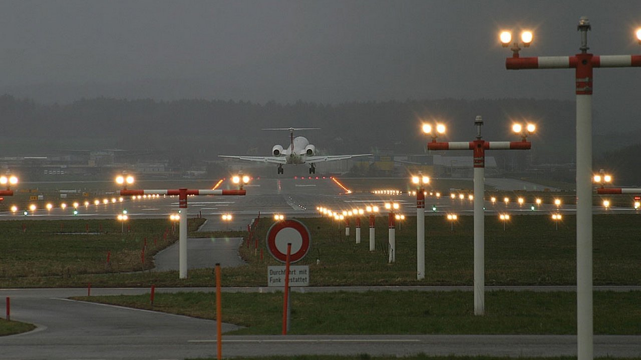 Обои самолет, взлетная полоса, the plane, runway разрешение 1920x1200 Загрузить