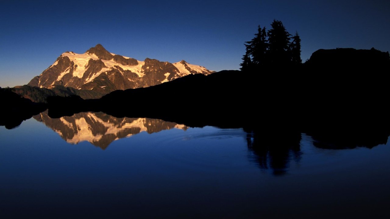 Обои небо, озеро, отражение, гора, ель, вершина, сосна, the sky, lake, reflection, mountain, spruce, top, pine разрешение 1999x1333 Загрузить