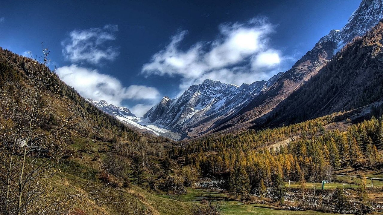 Обои небо, облака, деревья, горы, снег, лес, вершины, долина, the sky, clouds, trees, mountains, snow, forest, tops, valley разрешение 1920x1080 Загрузить