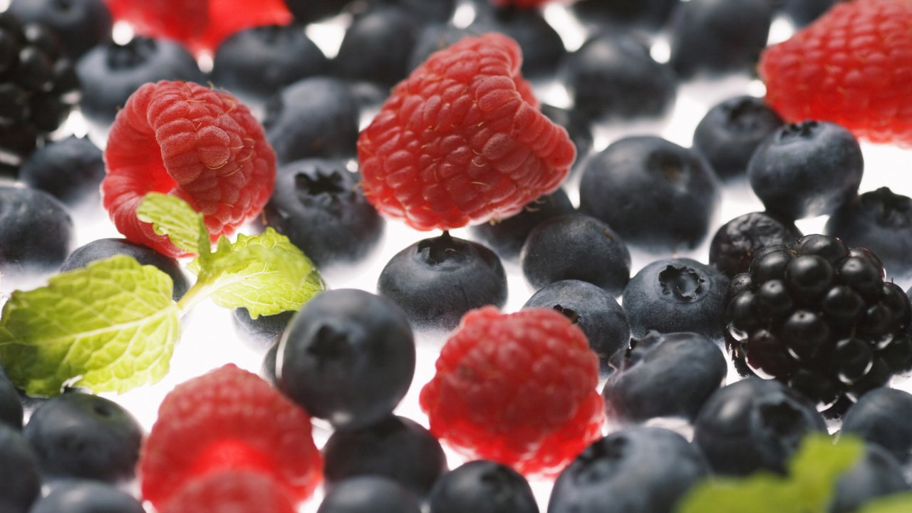Обои макро, малина, ягоды, черника, ежевика, macro, raspberry, berries, blueberries, blackberry разрешение 1920x1200 Загрузить