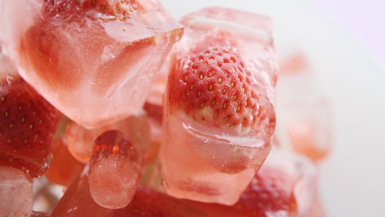 Обои ягода, клубника, лёд, кубики, berry, strawberry, ice, cubes разрешение 1920x1200 Загрузить