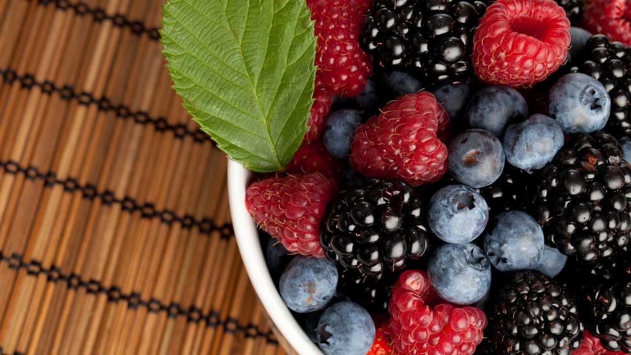 Обои малина, ягоды, черника, ежевика, raspberry, berries, blueberries, blackberry разрешение 1920x1080 Загрузить