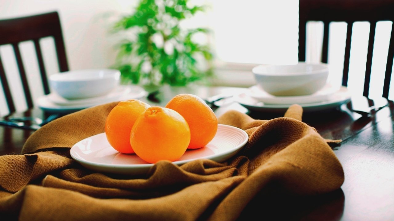 Обои еда, фрукты, апельсины, стол, кружка, тарелка, стулья, food, fruit, oranges, table, mug, plate, chairs разрешение 2579x1715 Загрузить