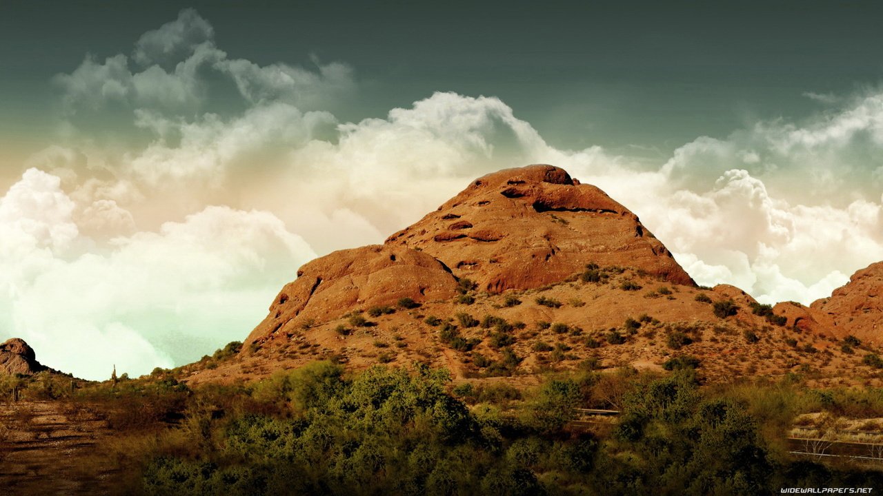 Обои небо, облака, пустыня, гора, вершина, растительность, the sky, clouds, desert, mountain, top, vegetation разрешение 1920x1080 Загрузить