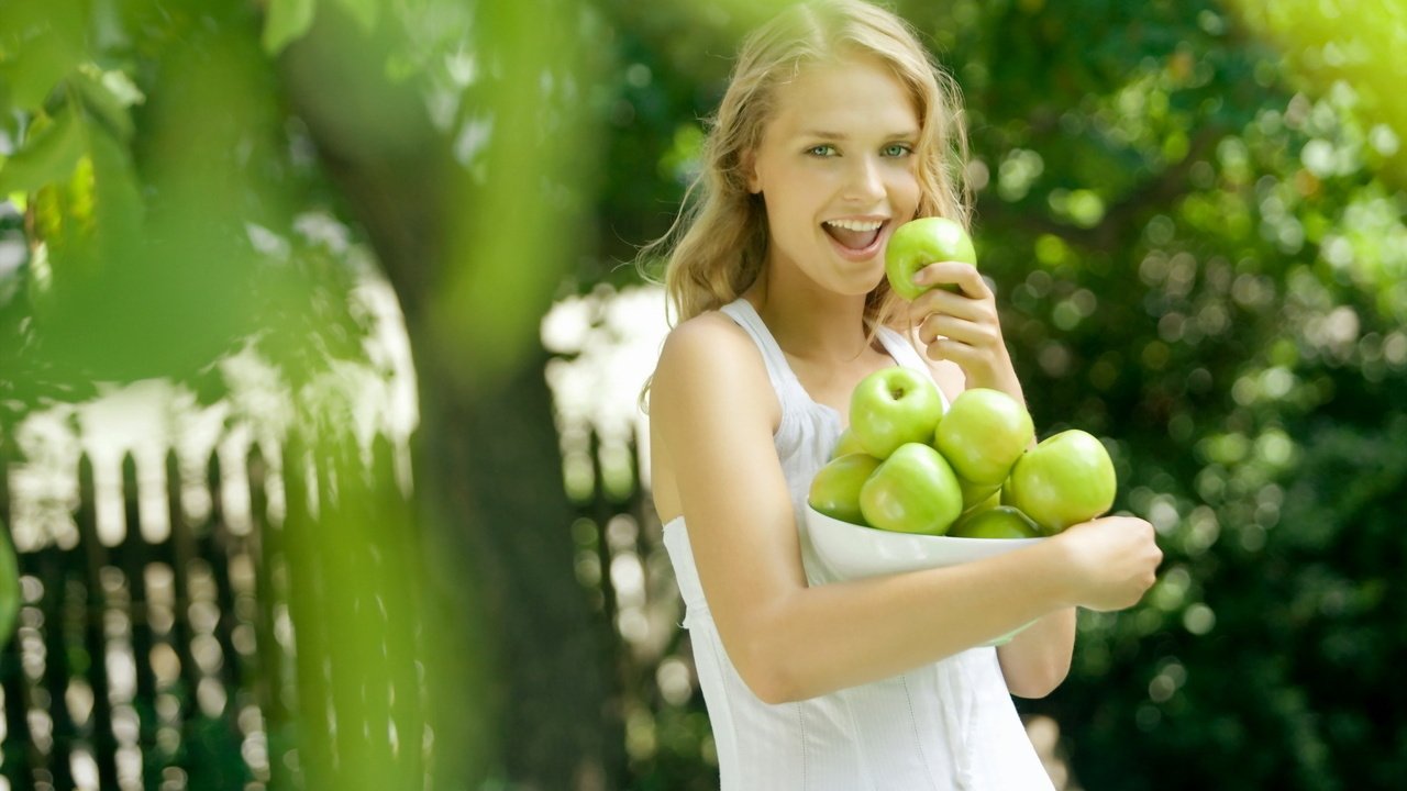 Обои девушка, яблоки, girl, apples разрешение 1920x1200 Загрузить