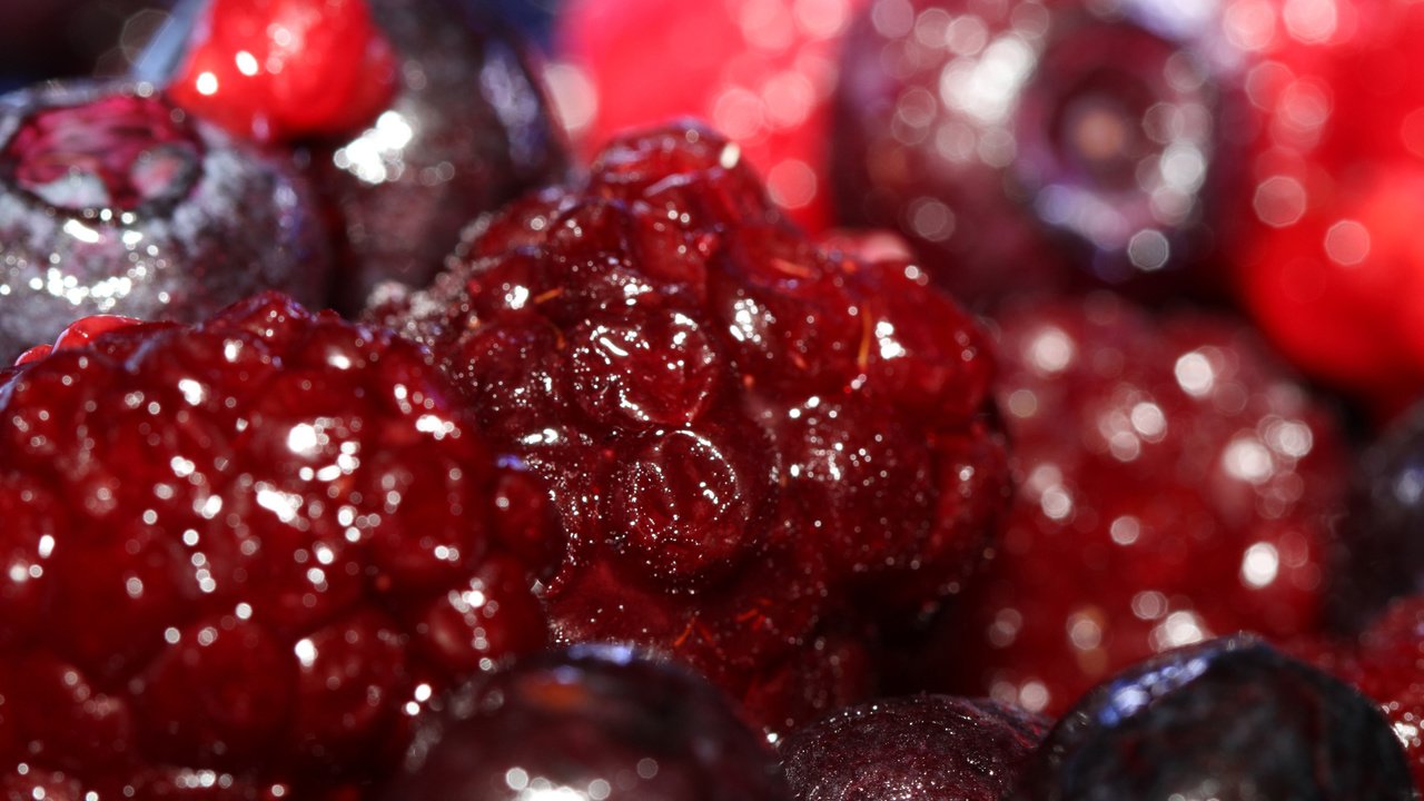 Обои макро, малина, ягоды, вишня, macro, raspberry, berries, cherry разрешение 1920x1200 Загрузить