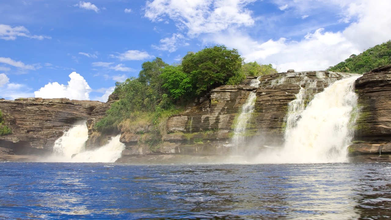 Обои деревья, река, скалы, пейзаж, водопад, венесуэла, канайма, trees, river, rocks, landscape, waterfall, venezuela, canaima разрешение 2560x1600 Загрузить