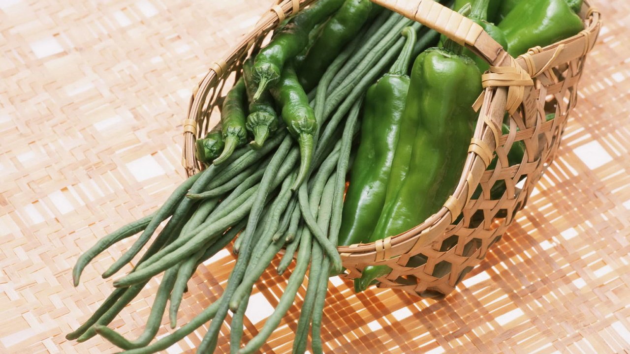 Обои овощи, корзинка, перец, фасоль, стручковая, vegetables, basket, pepper, beans, green разрешение 1920x2705 Загрузить