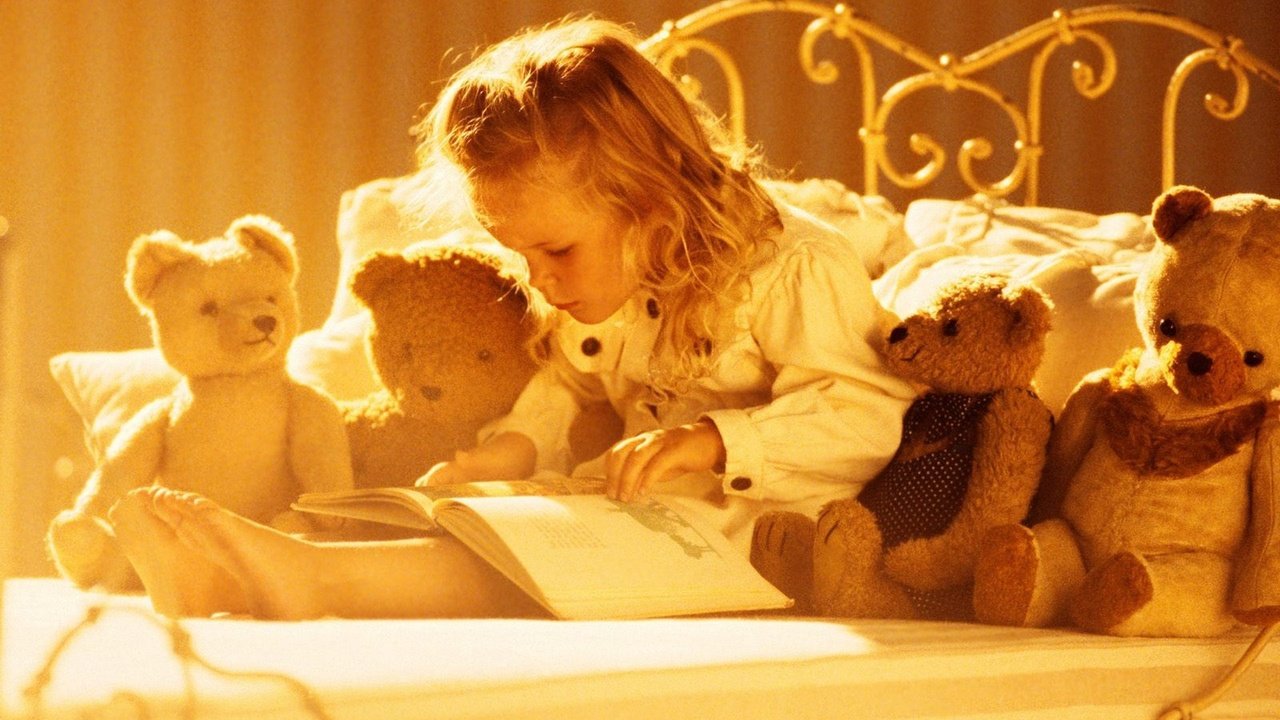 Обои солнце, девочка, ребенок, плюшевые мишки, книжка, the sun, girl, child, teddy bears, owner разрешение 1920x1440 Загрузить