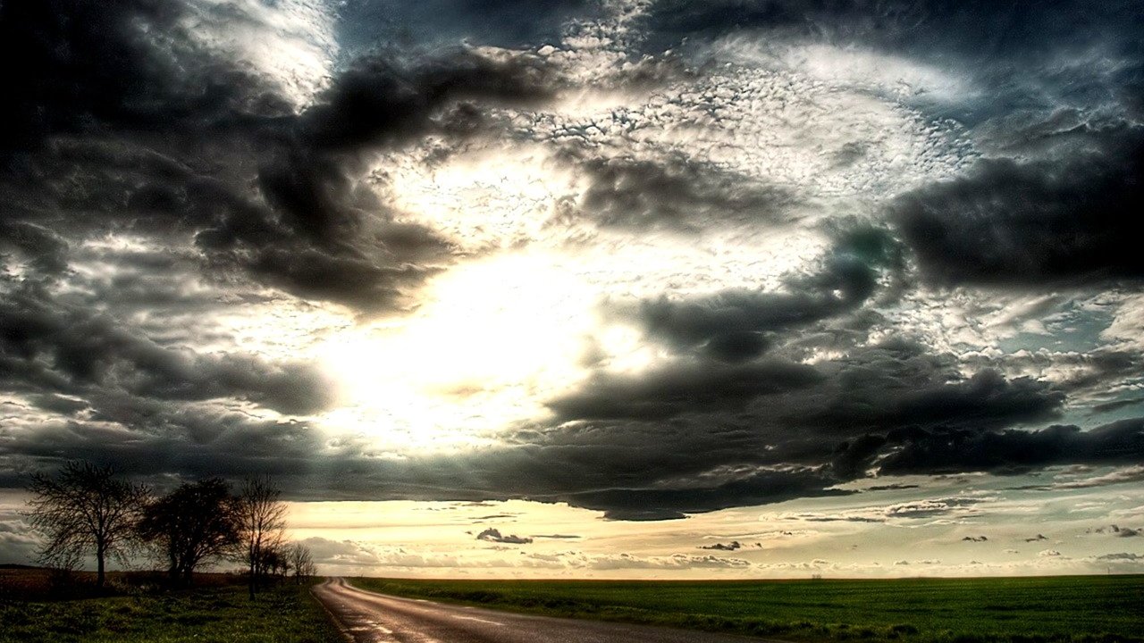 Обои дорога, дерево, грозовое небо, road, tree, stormy sky разрешение 2000x1600 Загрузить