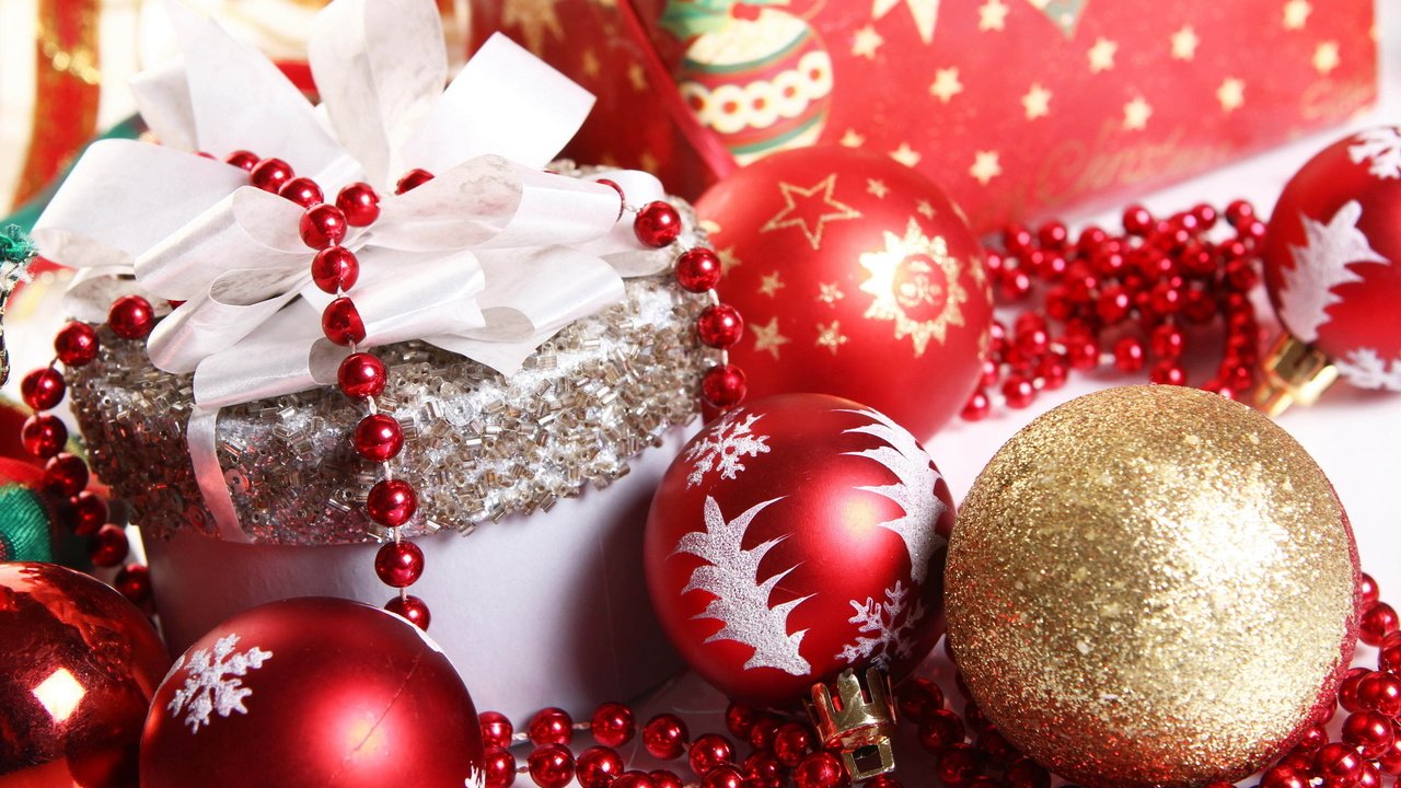 Обои новый год, праздник, елка, рождество, шары, елочные игрушки, красные, коробка, красный, золотые, шарики, блеск, бант, бусы, новогодние игрушки, подарок, новогодний шар, new year, holiday, tree, christmas, balls, christmas decorations, red, box, gold, shine, bow, beads, christmas toys, gift, christmas ball разрешение 2560x1600 Загрузить