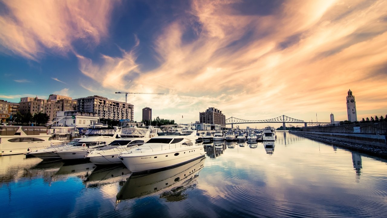 Обои небо, река, яхты, мост, город, дома, здания, катера, the sky, river, yachts, bridge, the city, home, building, boats разрешение 2571x1708 Загрузить