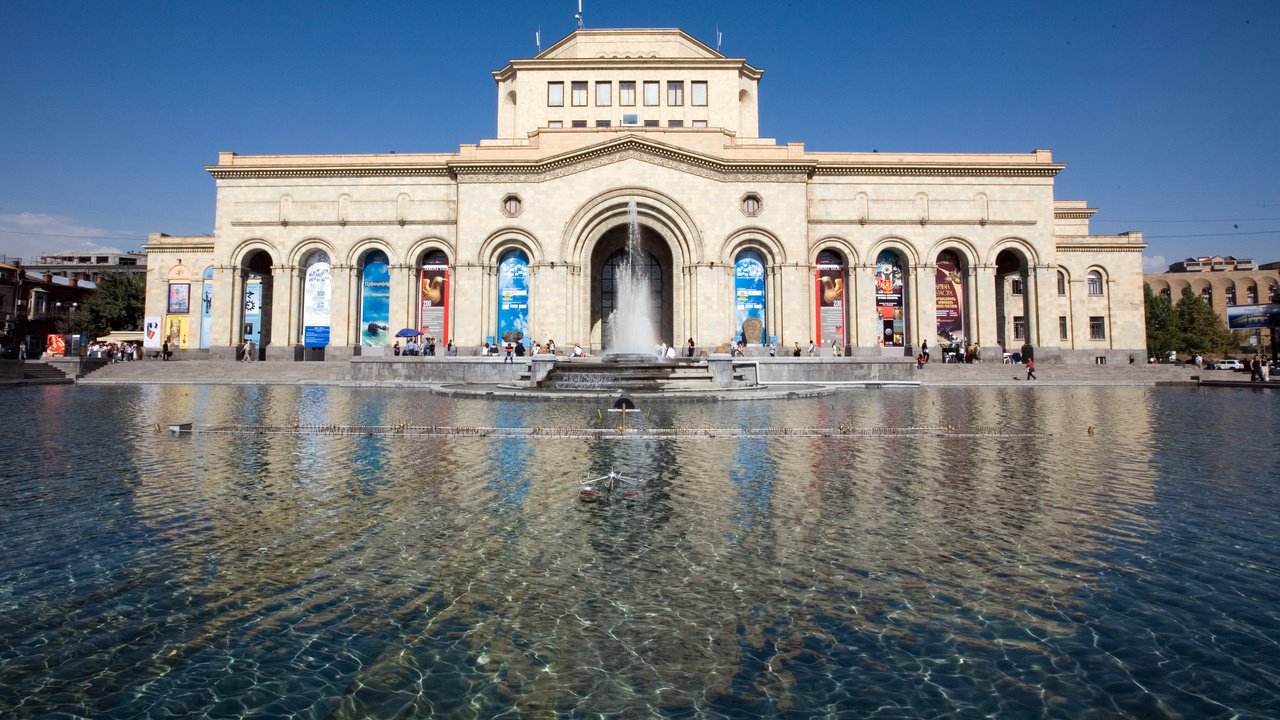 Обои вода, здание, армения, ереван, water, the building, armenia, yerevan разрешение 2560x1600 Загрузить