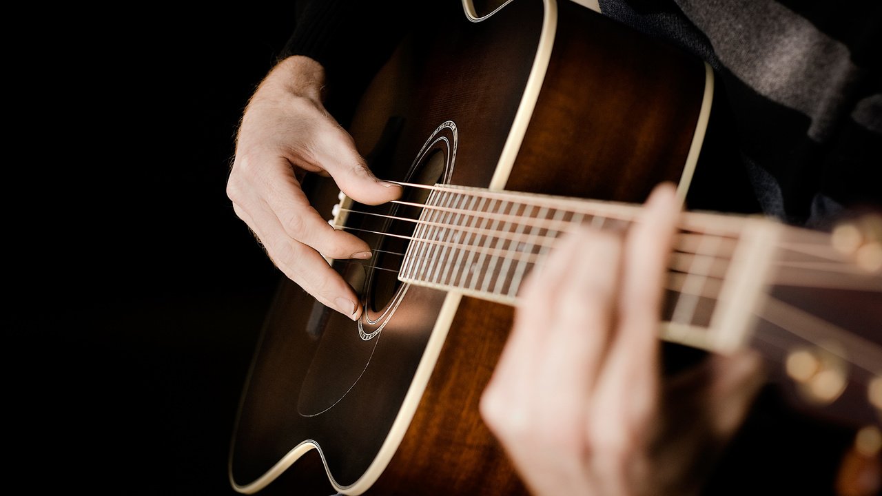 Обои гитара, струны, черный фон, руки, guitar, strings, black background, hands разрешение 1920x1080 Загрузить