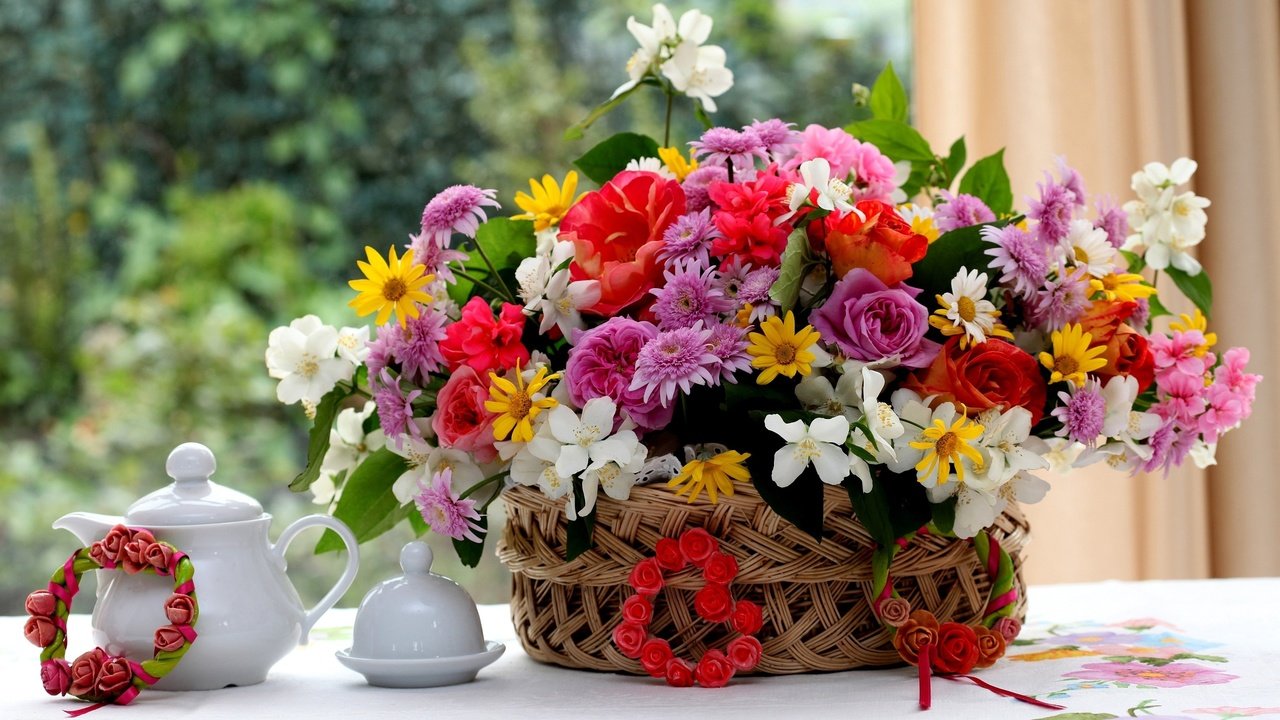 Обои цветы, букет, окно, корзинка, korzinka, rozy, buket, chaj, kompoziciya, geran, zhasmin, flowers, bouquet, window, basket разрешение 3600x2300 Загрузить