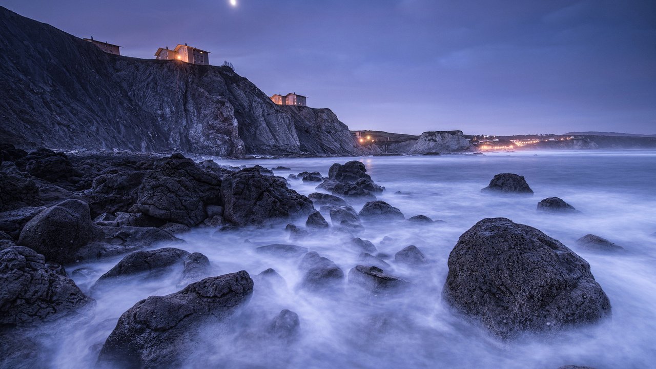 Обои скалы, камни, берег, домики, испания, бискайский залив, rocks, stones, shore, houses, spain, the bay of biscay разрешение 1920x1080 Загрузить