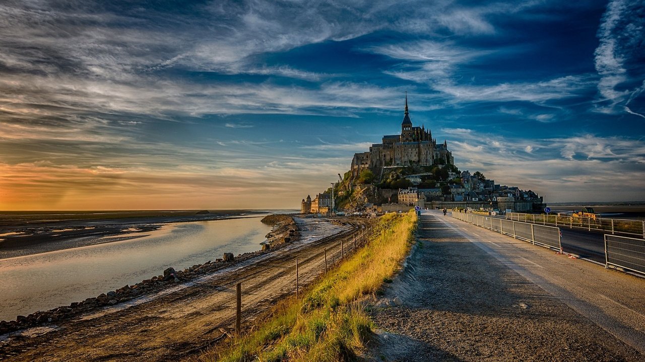 Обои замок мон-сен-мишель во франции, the castle of mont-saint-michel in france разрешение 2560x1440 Загрузить