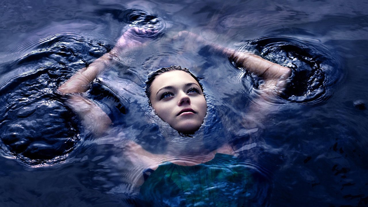 Обои вода, девушка, взгляд, лицо, руки, поверхность, шатенка, water, girl, look, face, hands, surface, brown hair разрешение 1920x1200 Загрузить