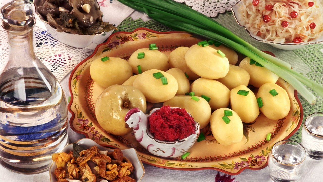 Обои грибы, лук, водка, скатерть, капуста, картофель, клюква, mushrooms, bow, vodka, tablecloth, cabbage, potatoes, cranberry разрешение 2200x1650 Загрузить