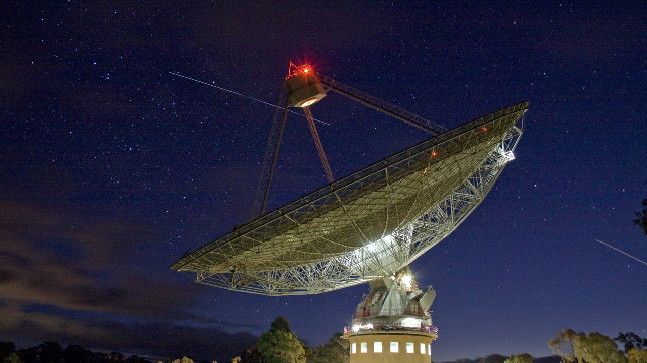 Обои ночь, деревья, космос, звезды, антенна, parkes shuttle, радиотелескоп, night, trees, space, stars, antenna, radio telescope разрешение 1920x1080 Загрузить