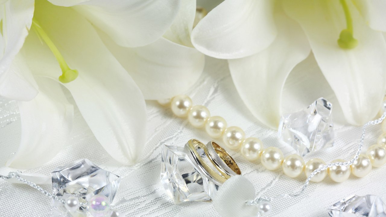 Обои цветы, белые, бусы, кольца, лилии, кристаллы, жемчужины, flowers, white, beads, ring, lily, crystals, pearls разрешение 1920x1200 Загрузить