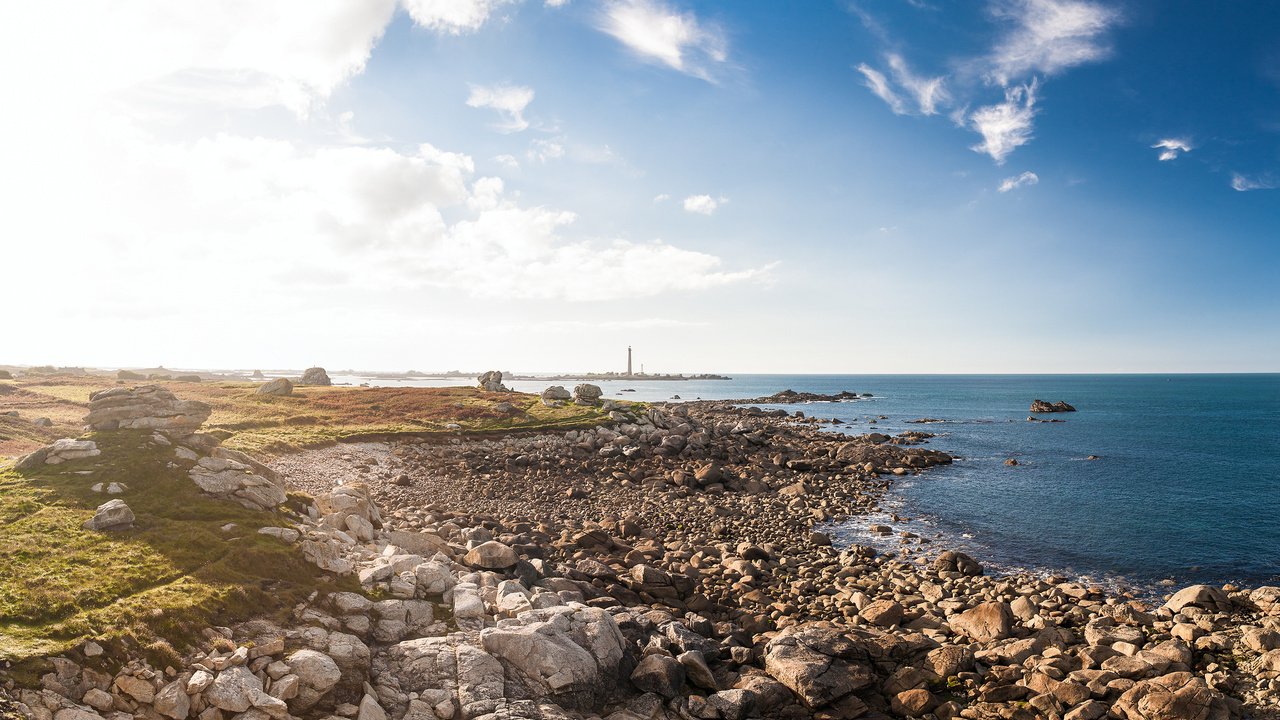 Обои камни, берег, утро, маяк, океан, солнечный свет, франци, stones, shore, morning, lighthouse, the ocean, sunlight, france разрешение 2560x1600 Загрузить