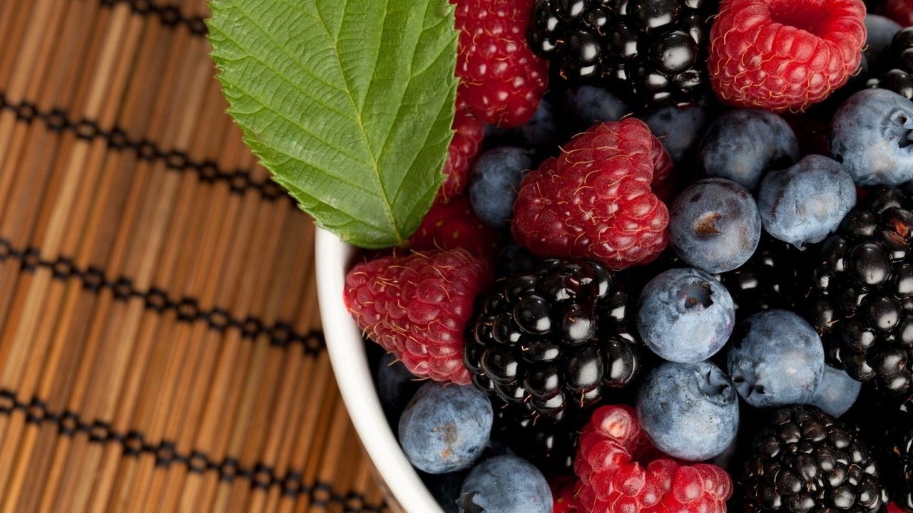 Обои малина, ягода, еда, ягоды, черника, ежевика, raspberry, berry, food, berries, blueberries, blackberry разрешение 1920x1200 Загрузить