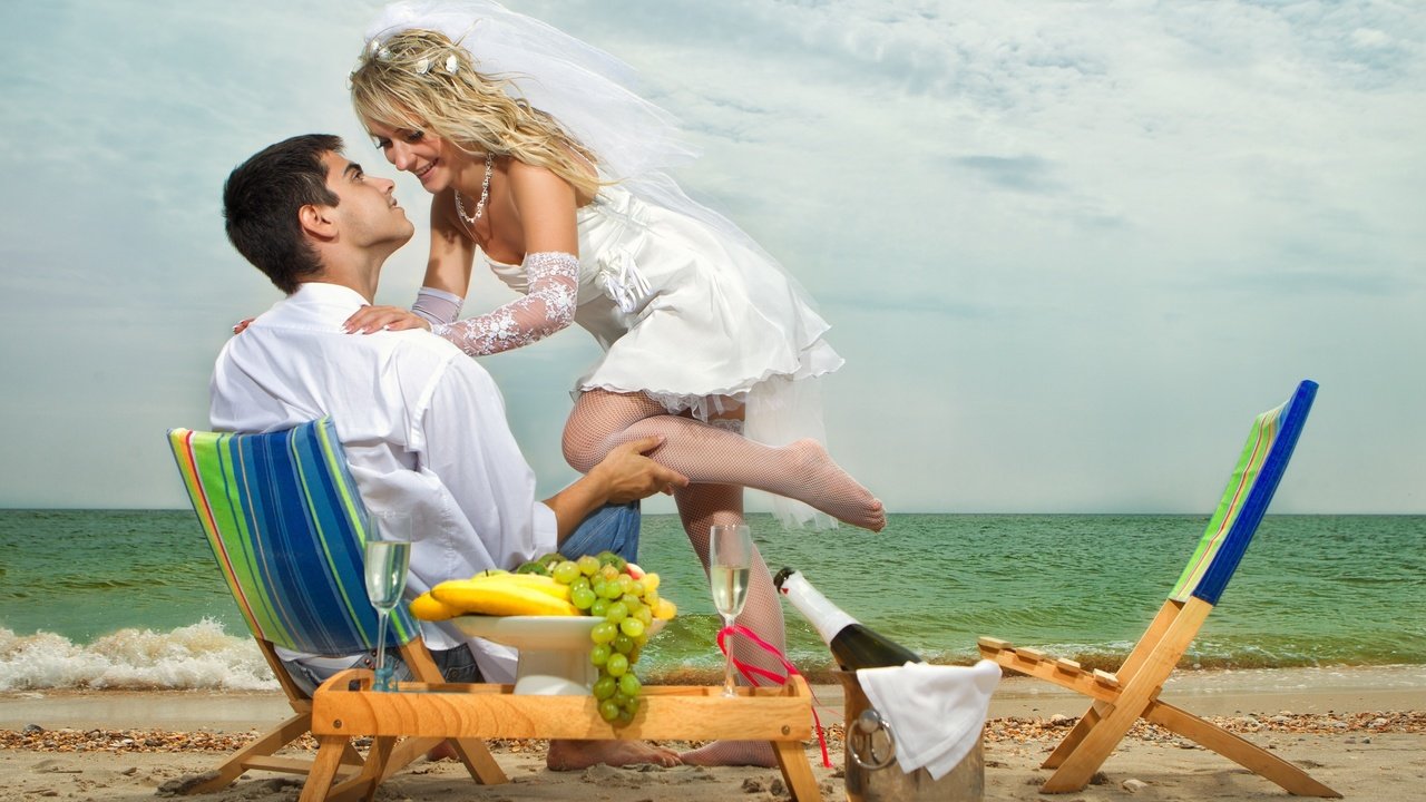 Обои девушка, море, пляж, парень, жених, невеста, фата, girl, sea, beach, guy, the groom, the bride, veil разрешение 2560x1600 Загрузить