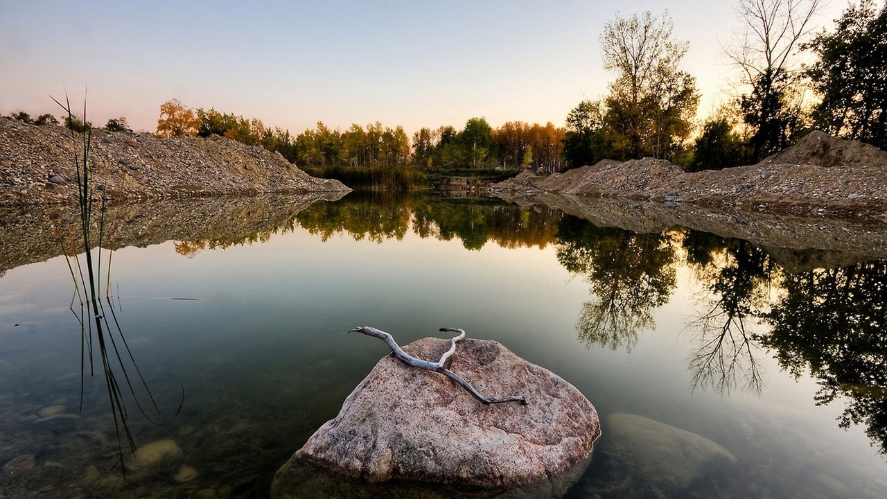 Обои небо, озеро, камень в озере, the sky, lake, the stone in the lake разрешение 2560x1440 Загрузить