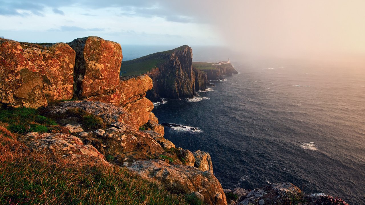 Обои свет, скалы, море, маяк, шотландия, британия, на краю, light, rocks, sea, lighthouse, scotland, britain, on the edge разрешение 1920x1200 Загрузить