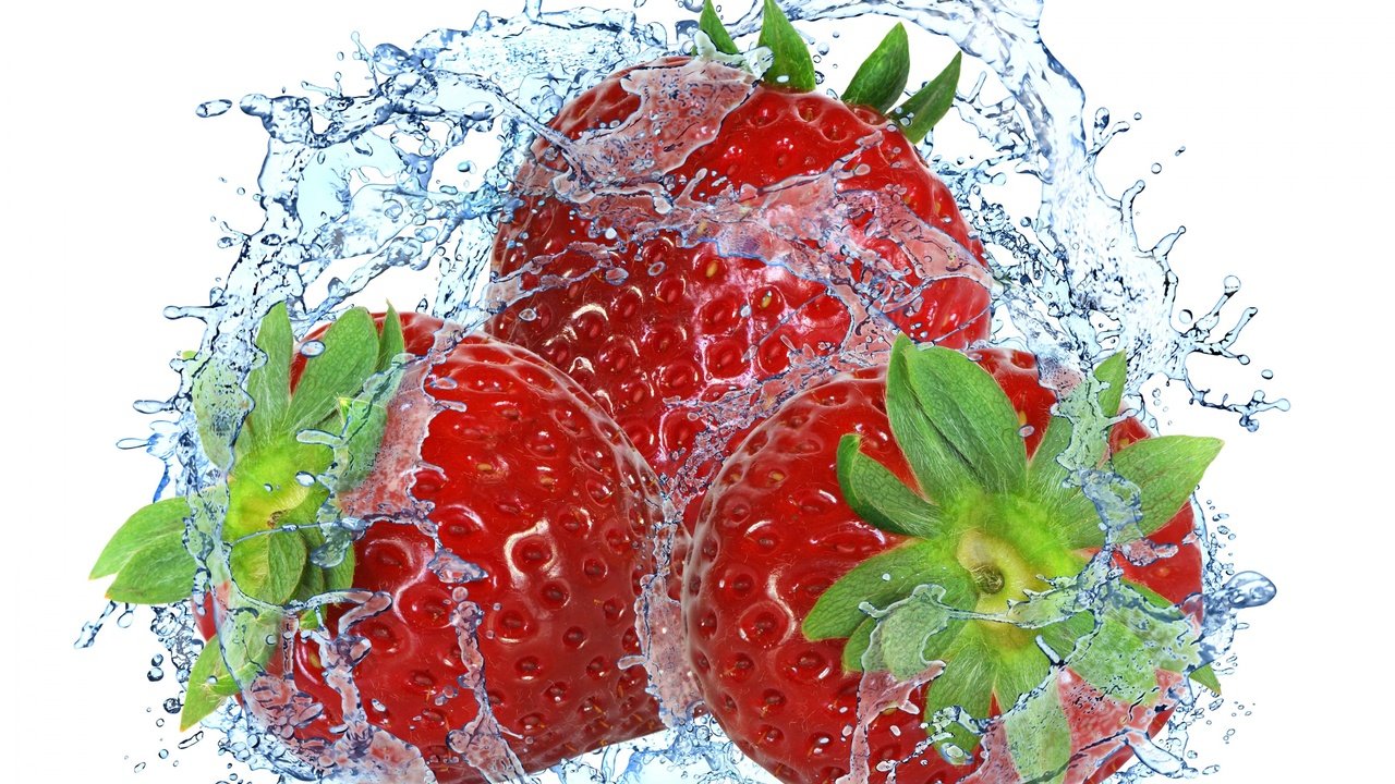 Обои вода, капли, клубника, брызги, ягоды, всплеск, парное, water, drops, strawberry, squirt, berries, splash, fresh разрешение 2880x1800 Загрузить