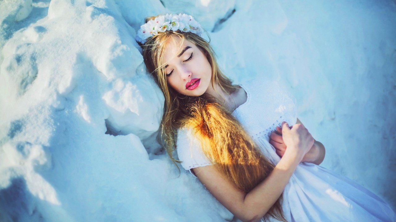 Обои снег, зима, девушка, блондинка, венок, snow, winter, girl, blonde, wreath разрешение 1920x1200 Загрузить