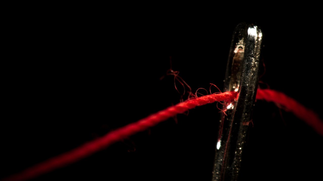 Обои фон, красная, черный, нитка, иголка, чкрный, ушко, background, red, black, thread, needle, corny, ear разрешение 2000x1125 Загрузить