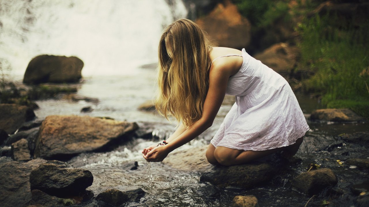 Обои вода, камни, девушка, блондинка, ручей, water, stones, girl, blonde, stream разрешение 2560x1600 Загрузить