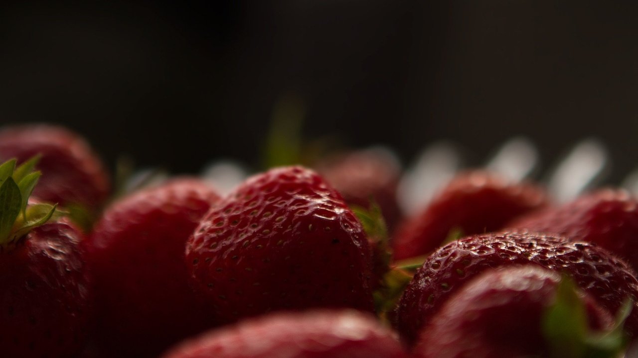 Обои ягода, клубника, размытость, черный фон, berry, strawberry, blur, black background разрешение 1920x1200 Загрузить