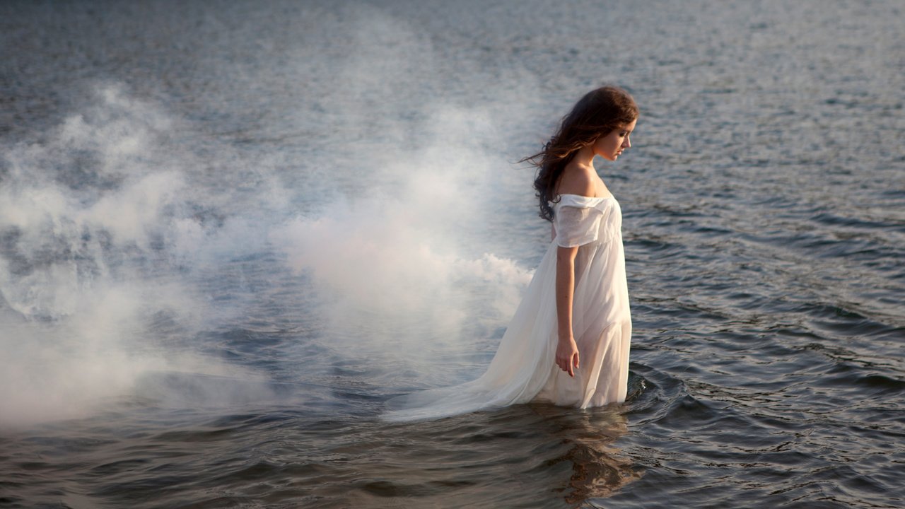 Обои вода, девушка, платье, дым, шатенка, water, girl, dress, smoke, brown hair разрешение 4759x2848 Загрузить