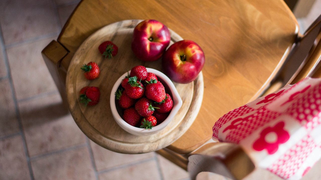 Обои вид сверху, фрукты, клубника, стул, ягоды, полотенце, нектарин, the view from the top, fruit, strawberry, chair, berries, towel, nectarine разрешение 4608x3072 Загрузить