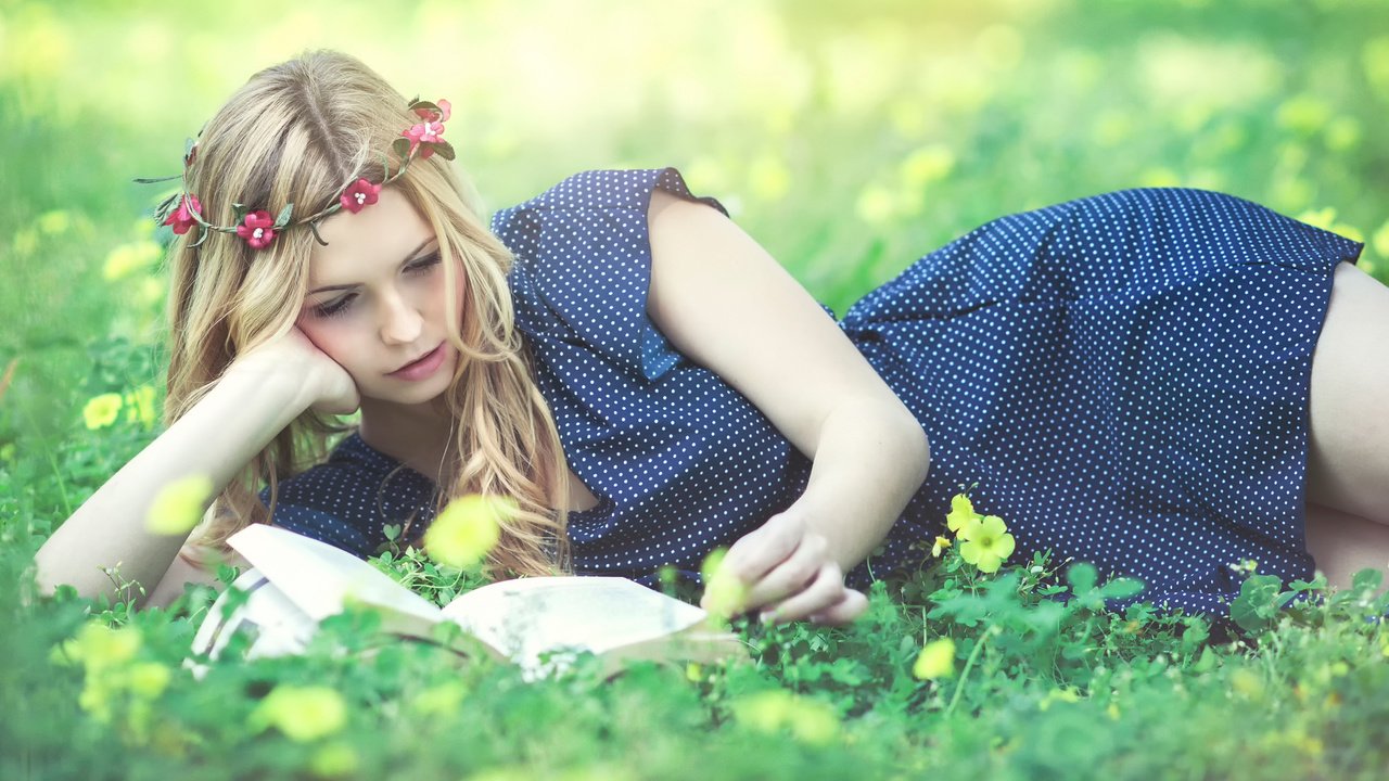 Обои девушка, блондинка, модель, венок, книга, кери рут гарсия, girl, blonde, model, wreath, book, keri rut garcia разрешение 2048x1269 Загрузить