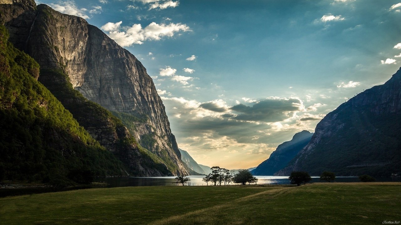 Обои озеро, скалистые горы, ровная поляна, lake, rocky mountains, smooth meadow разрешение 1920x1080 Загрузить