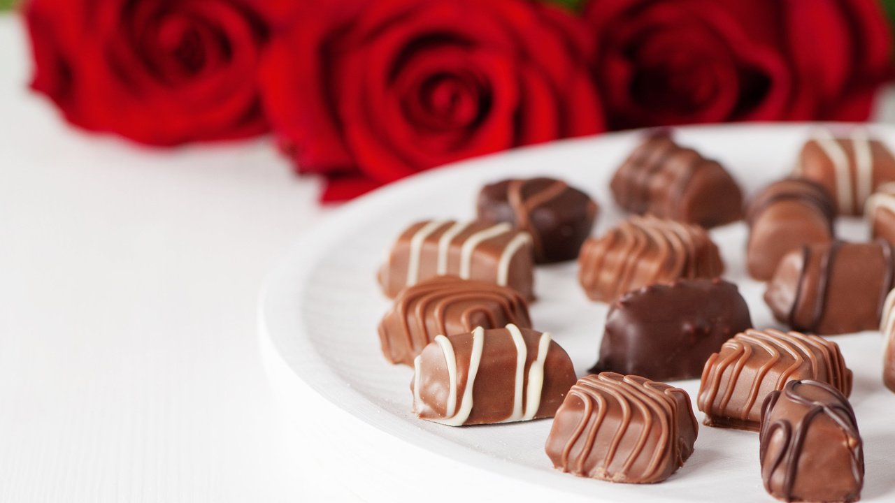 Обои розы, конфеты, шоколадные, roses, candy, chocolate разрешение 2880x1800 Загрузить