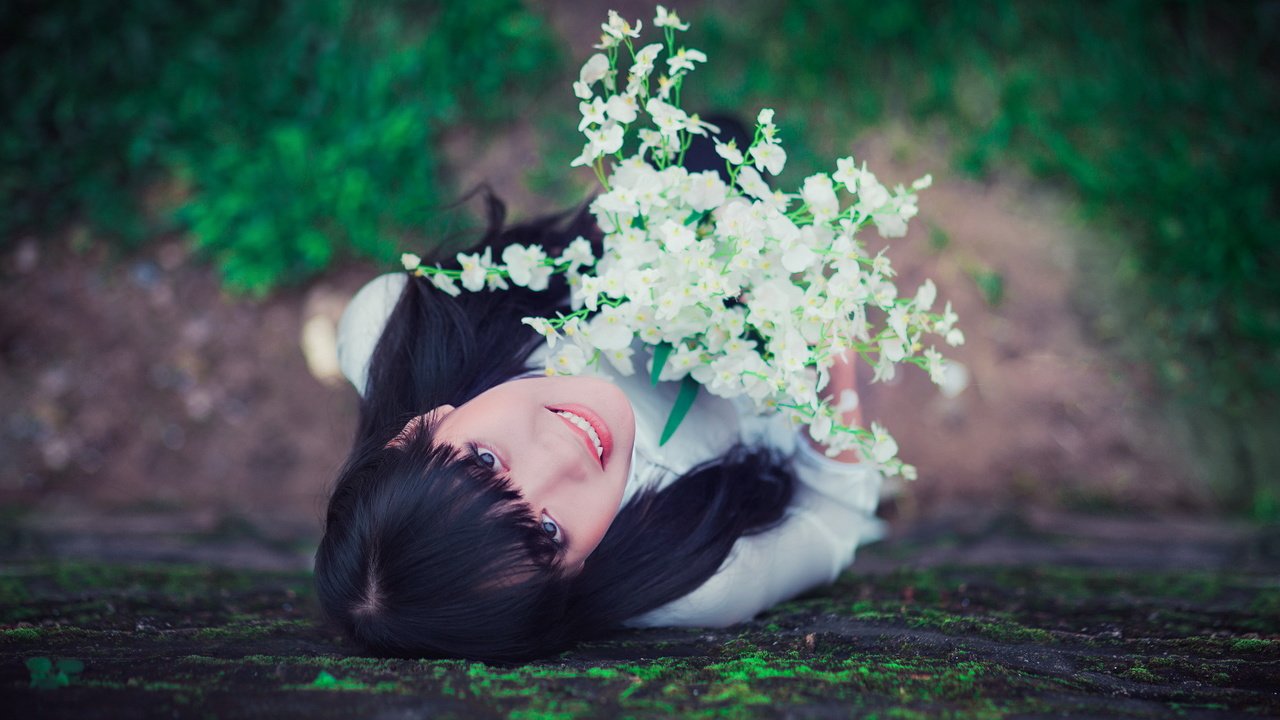 Обои цветы, девушка, брюнетка, взгляд, волосы, flowers, girl, brunette, look, hair разрешение 2560x1575 Загрузить