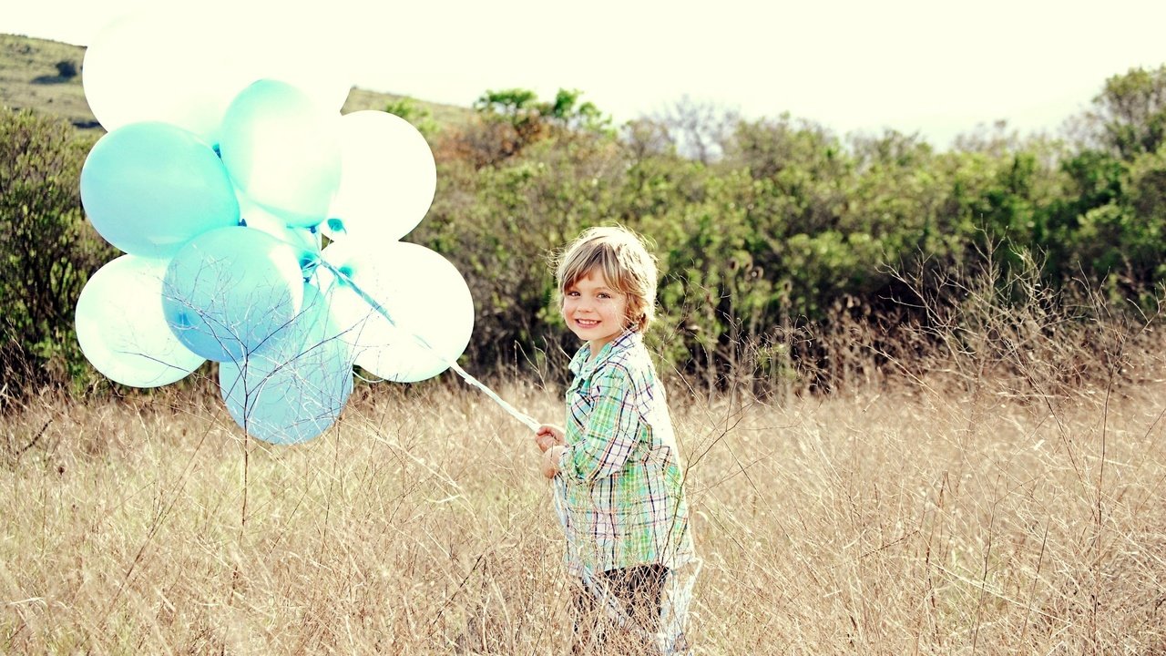 Обои поле, дети, мальчик, воздушные шарики, field, children, boy, balloons разрешение 3000x1984 Загрузить