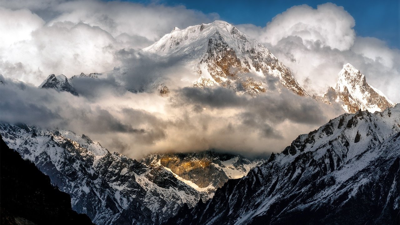 Обои облака, горы, снег, природа, вершины, снежная шапка, clouds, mountains, snow, nature, tops, snow cap разрешение 2000x1272 Загрузить