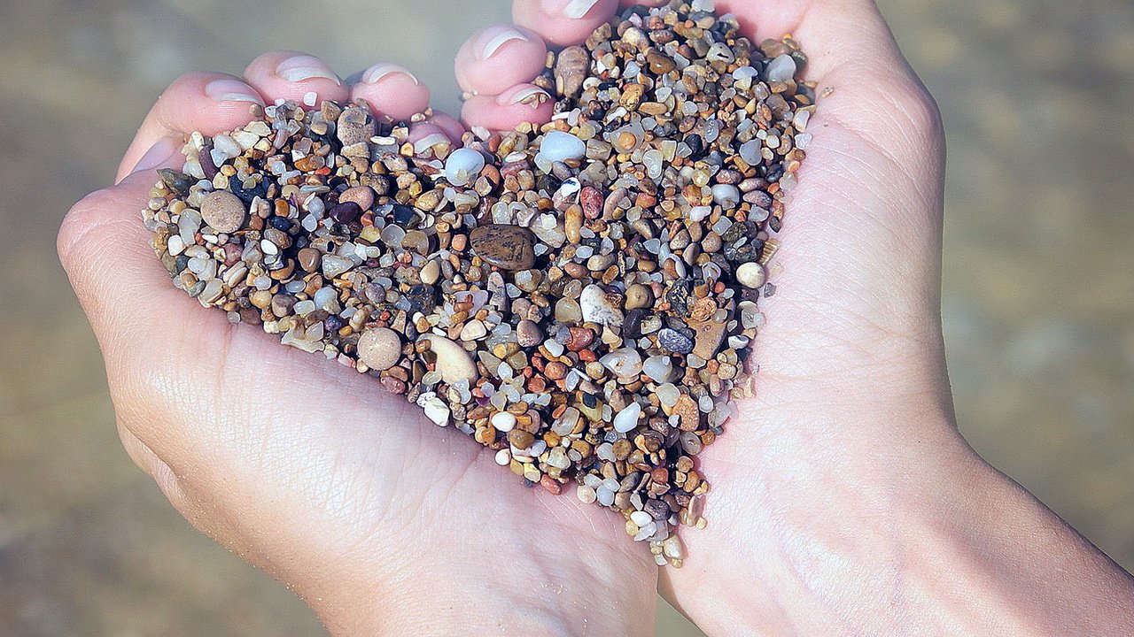 Обои руки, фигура, ладони, морские камни, сердце., hands, figure, palm, sea stones, heart. разрешение 1920x1200 Загрузить