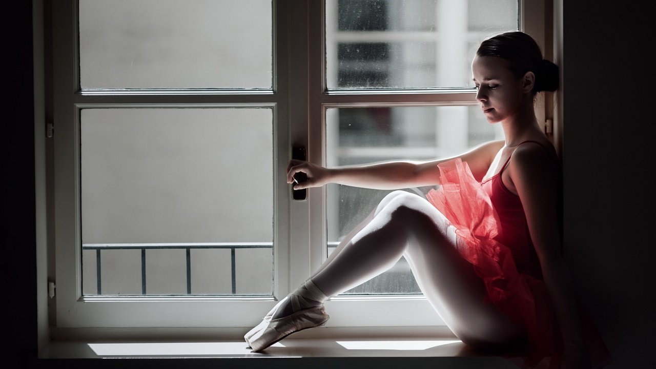 Обои девушка, ножки, окно, подоконник, балерина, пуанты, tiffany vigne-massot, модел, girl, legs, window, sill, ballerina, pointe shoes, model разрешение 1920x1200 Загрузить