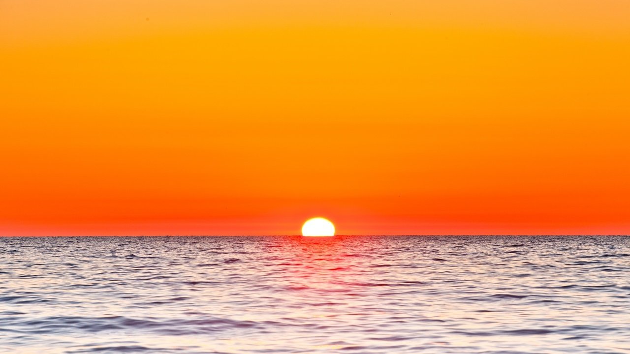 Обои небо, солнце, закат, море, зарево, the sky, the sun, sunset, sea, glow разрешение 2048x1168 Загрузить