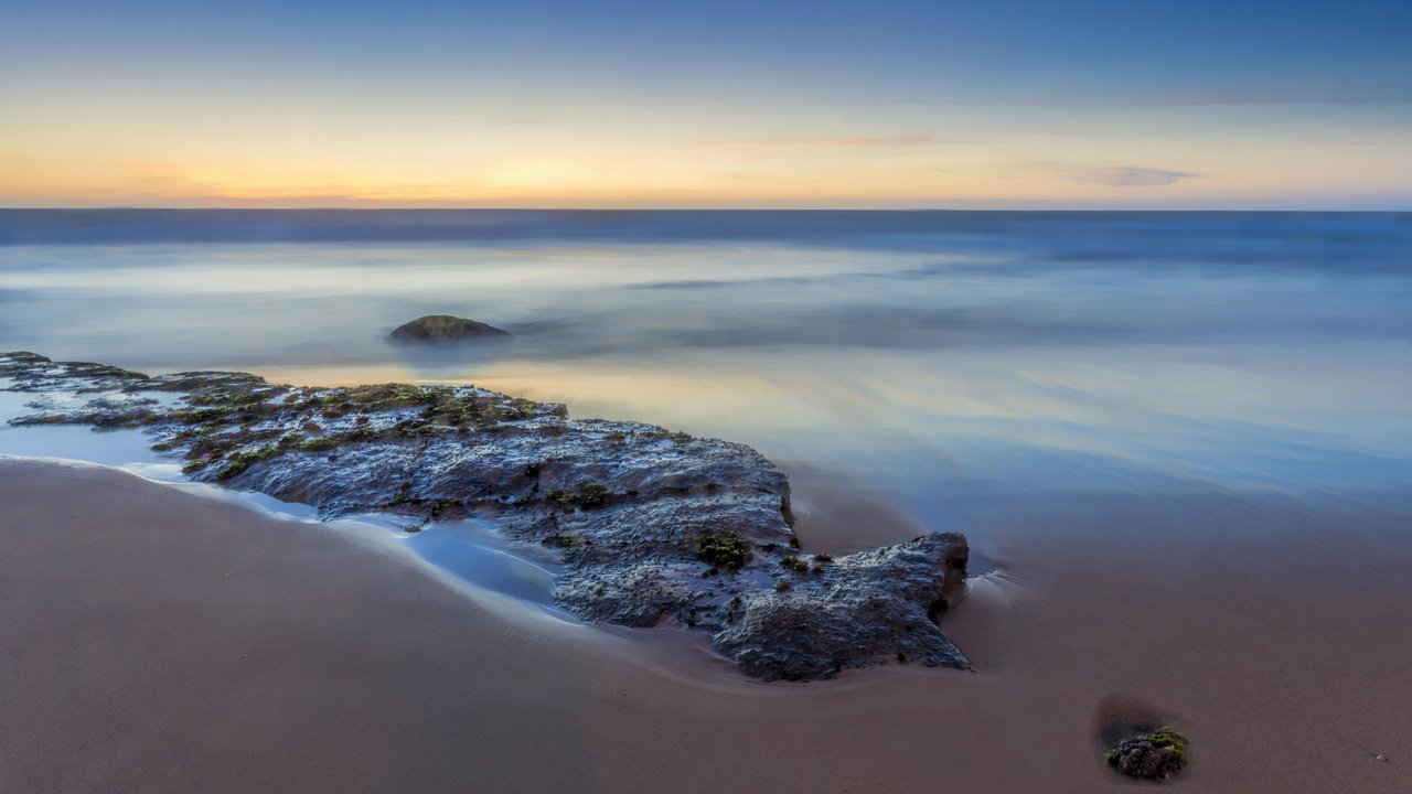 Обои камни, берег, море, утро, песок, пляж, штиль, stones, shore, sea, morning, sand, beach, calm разрешение 2048x1365 Загрузить